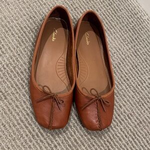 Clarks Women's Tan Leather Loafers 
Soft leather.